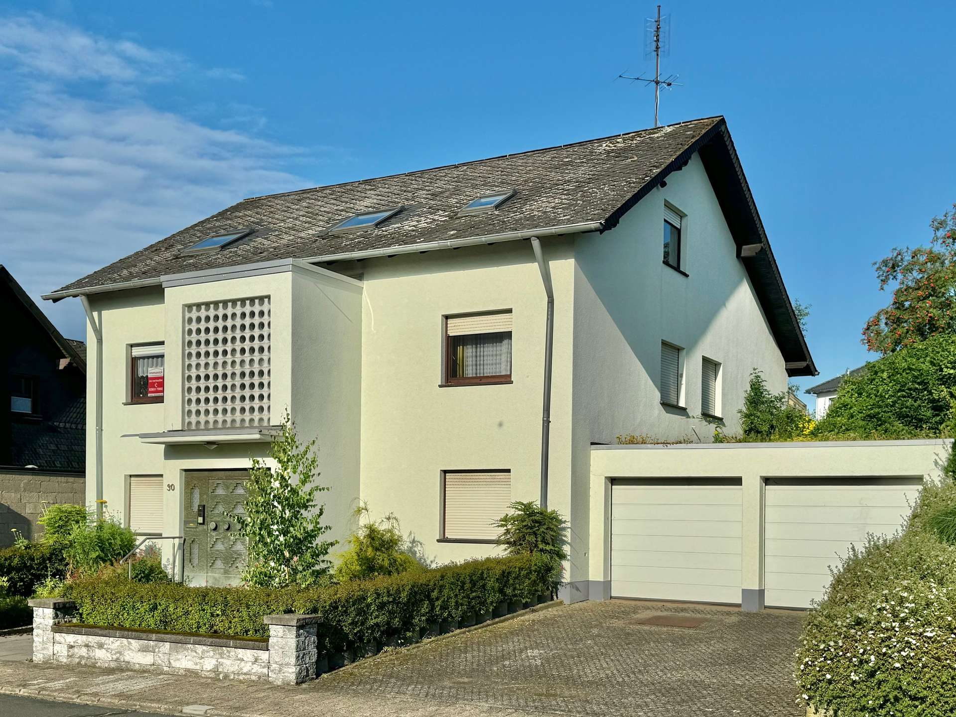 TOP LAGE, VIEL PLATZ, 2 GARAGEN, WINTERGARTEN UND PV-ANLAGE !!!